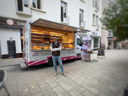 Jona Wagner mit neuen Verkaufmobil in der Kurstadt Bad Nauheim