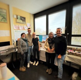 Lea mit Bruder und Ausbilderin und Eltern